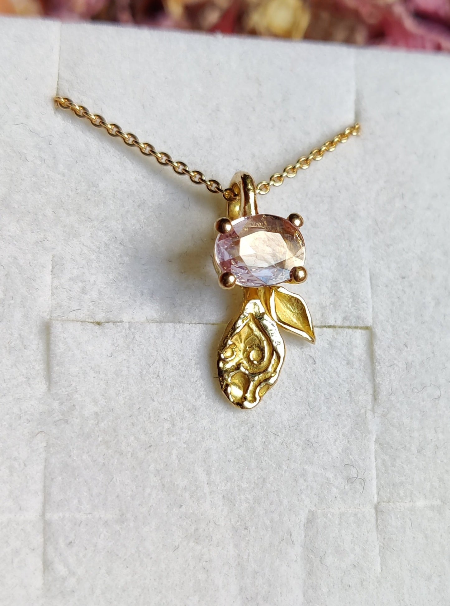 Hanger in 18K geel goud met roze saffier: Blossom