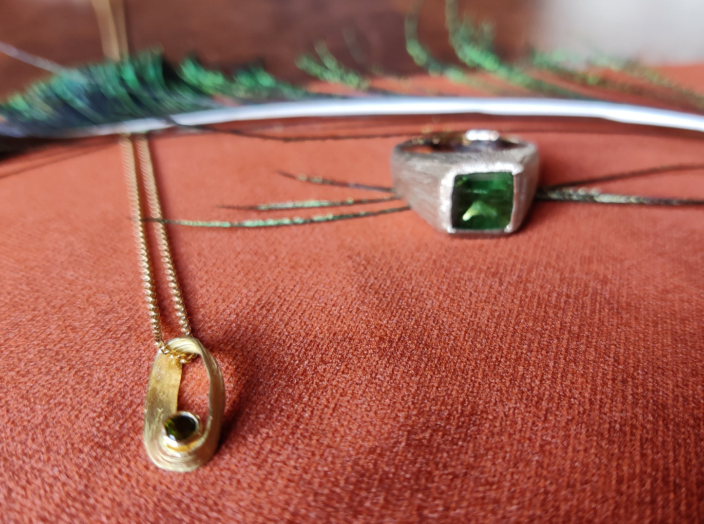 Verlovingsring in 18k champagne goud met groene toermalijn en geel gouden hangertje: op maat gemaakt