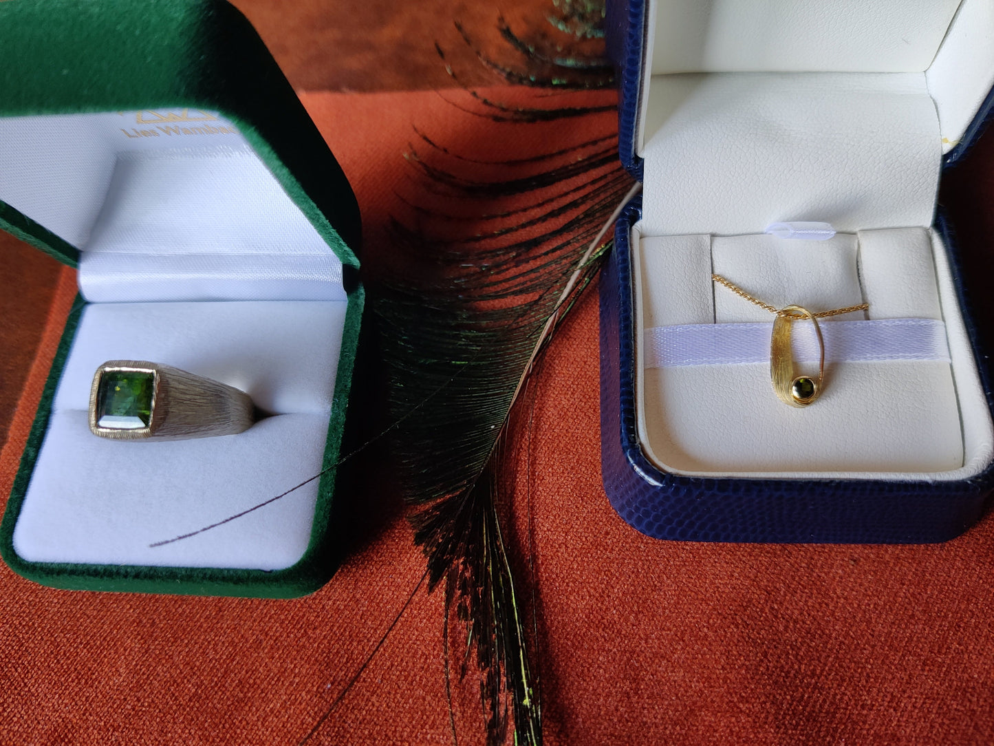 Verlovingsring in 18k champagne goud met groene toermalijn en geel gouden hangertje: op maat gemaakt