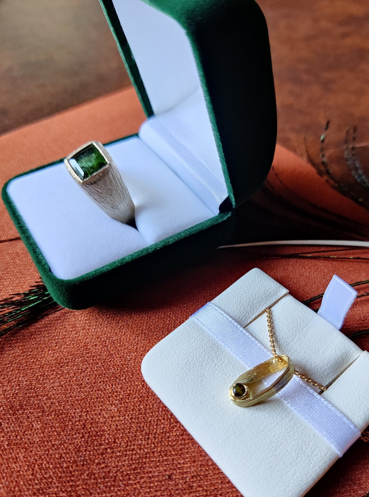 Verlovingsring in 18k champagne goud met groene toermalijn en geel gouden hangertje: op maat gemaakt