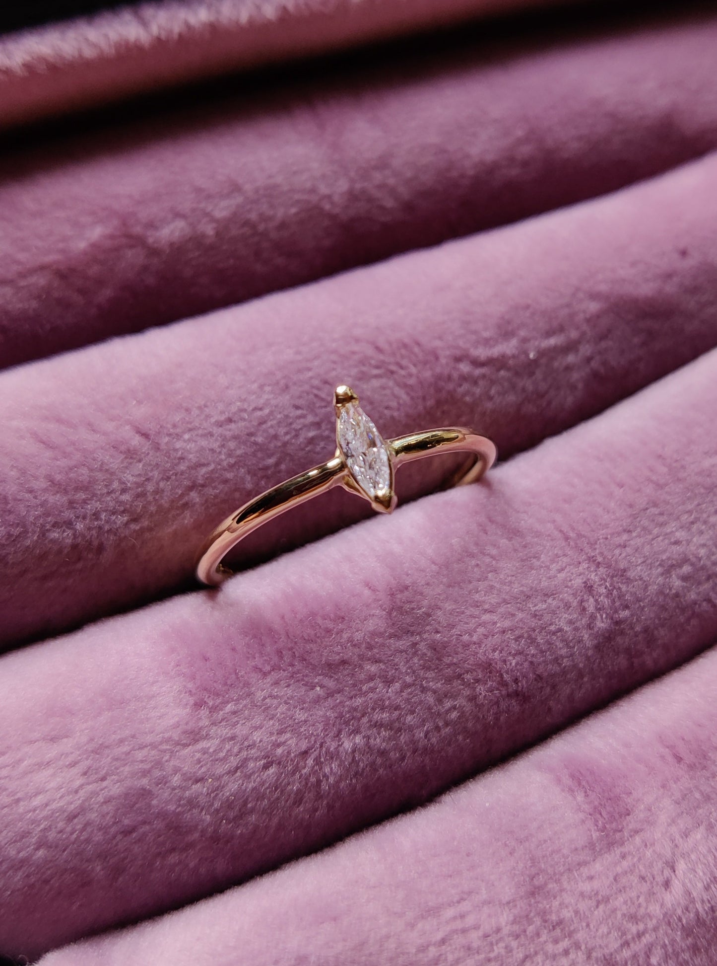 Verlovingsring in 18k geel goud met markies diamant: op maat gemaakt