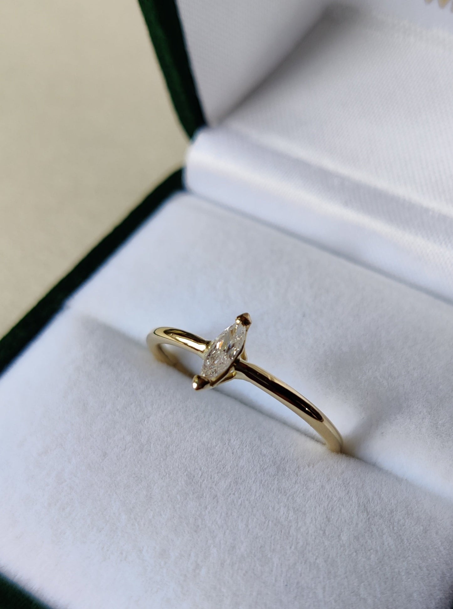 Verlovingsring in 18k geel goud met markies diamant: op maat gemaakt
