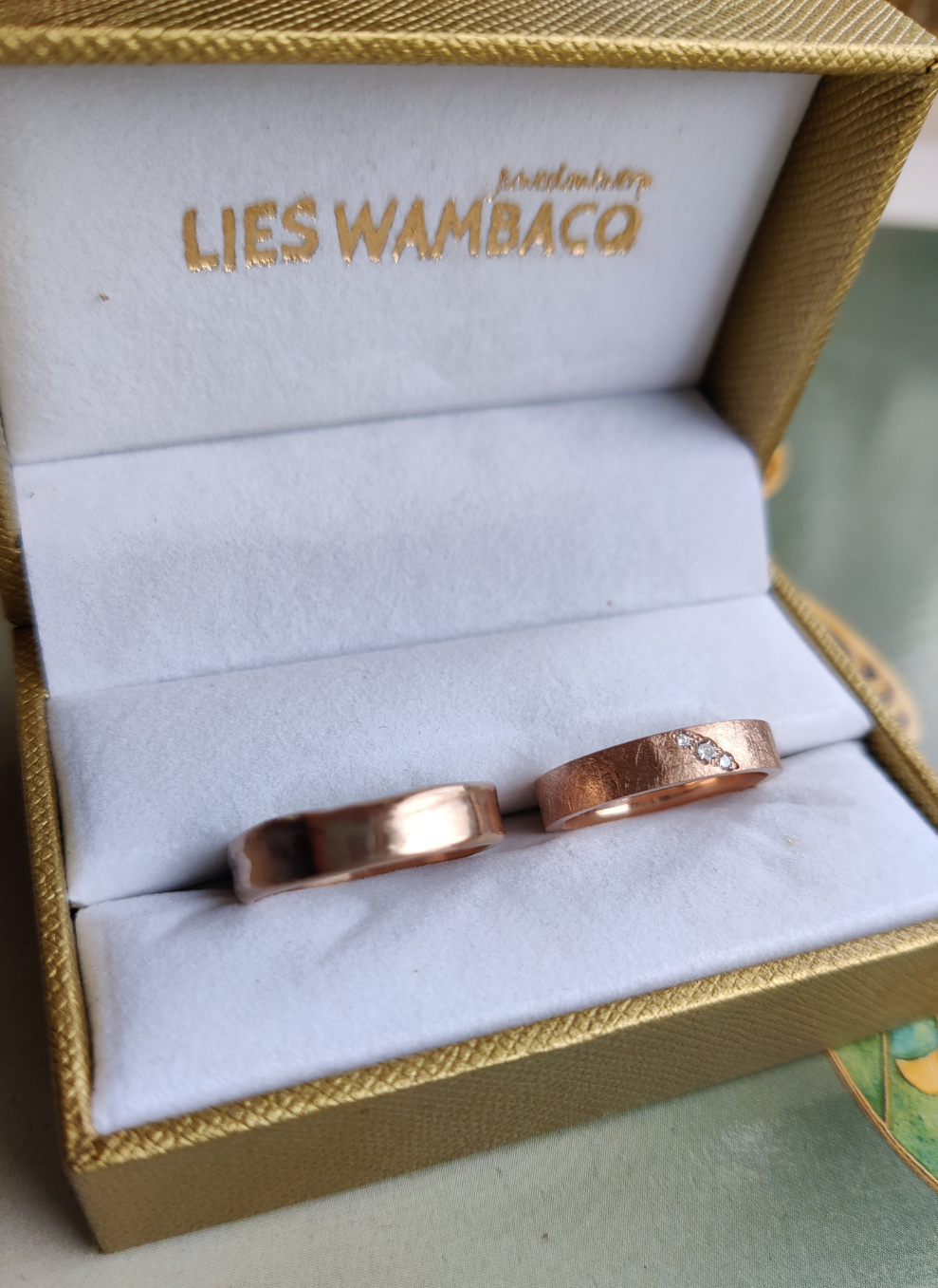 Trouwringen in 18k rosé goud met diamant: op maat gemaakt