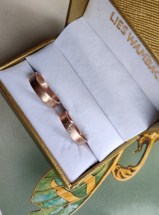 Trouwringen in 18k rosé goud met diamant: op maat gemaakt