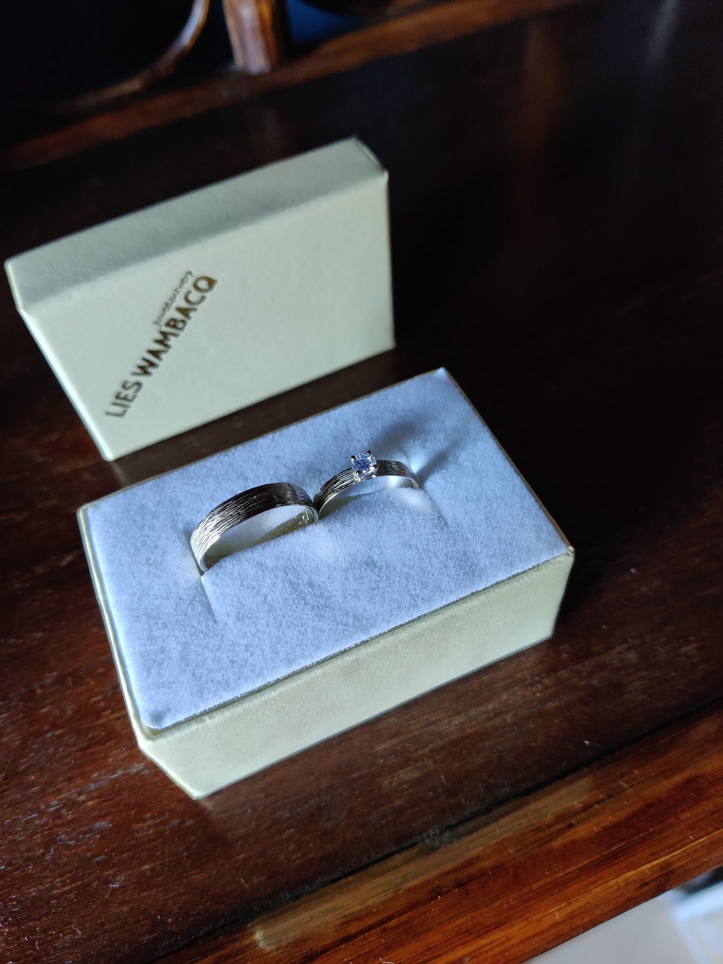 Trouwringen in 18K wit goud met diamant: op maat gemaakt