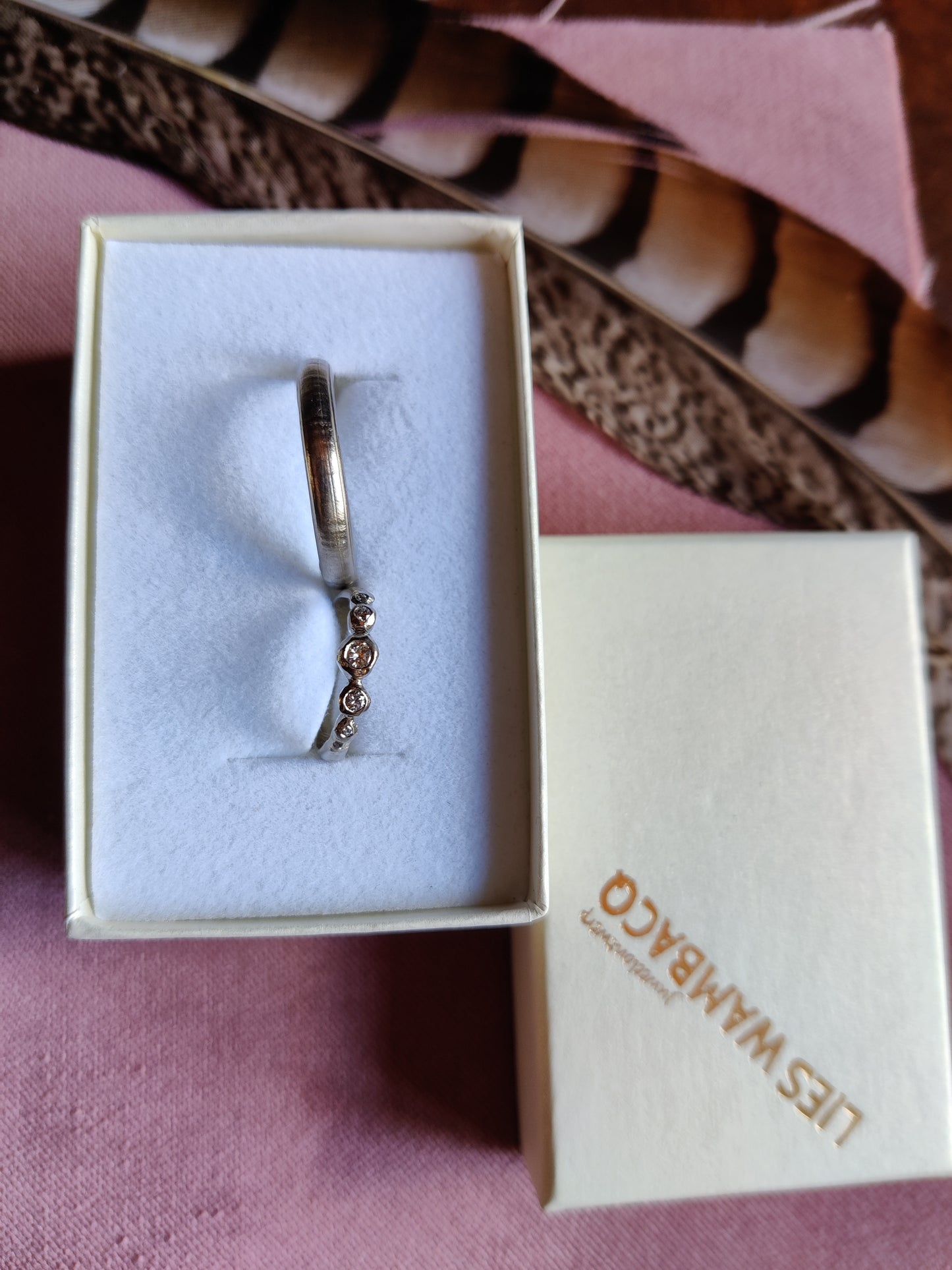 Trouwringen in 18K wit goud met diamant: op maat gemaakt