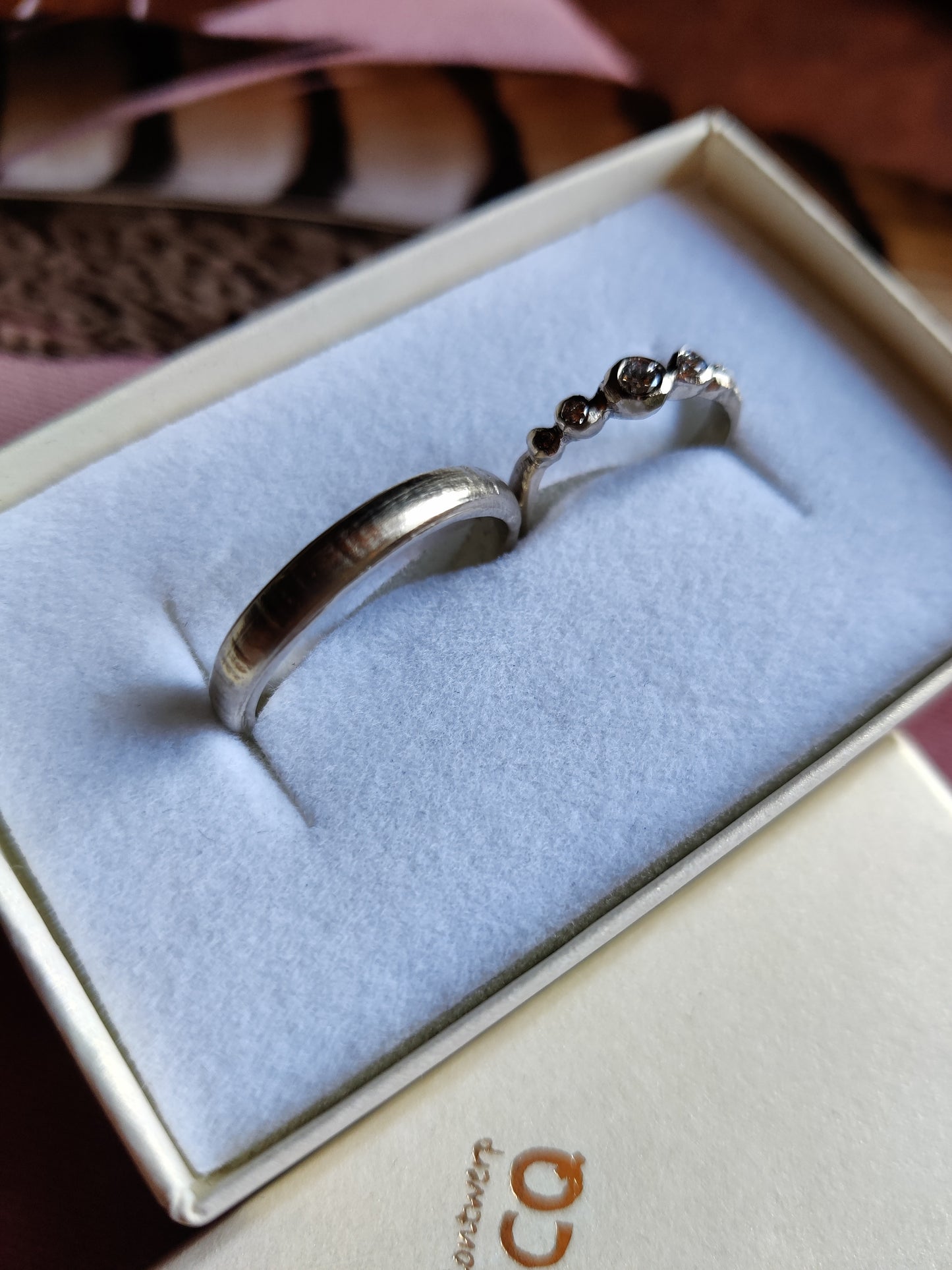 Trouwringen in 18K wit goud met diamant: op maat gemaakt