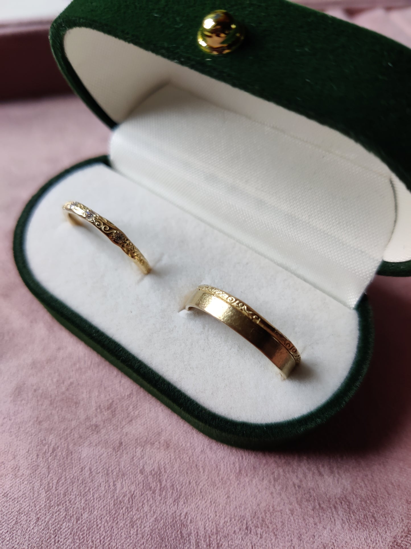 Trouwringen in 18K geel goud met witte diamant: op maat gemaakt