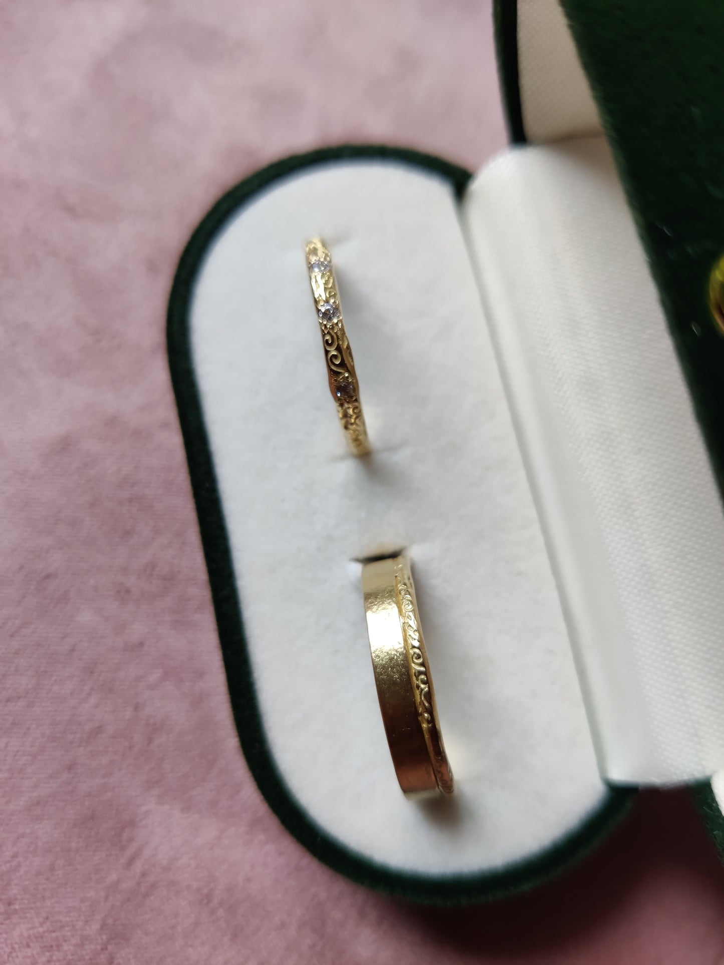 Trouwringen in 18K geel goud met witte diamant: op maat gemaakt