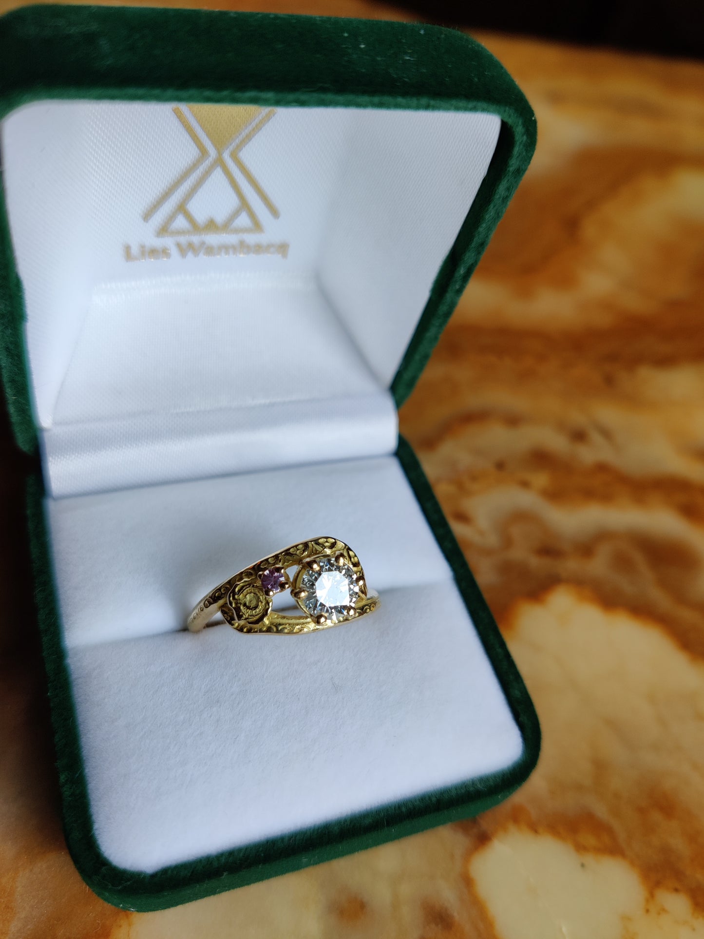 Verlovingsring in 18k geel goud met diamant: op maat gemaakt