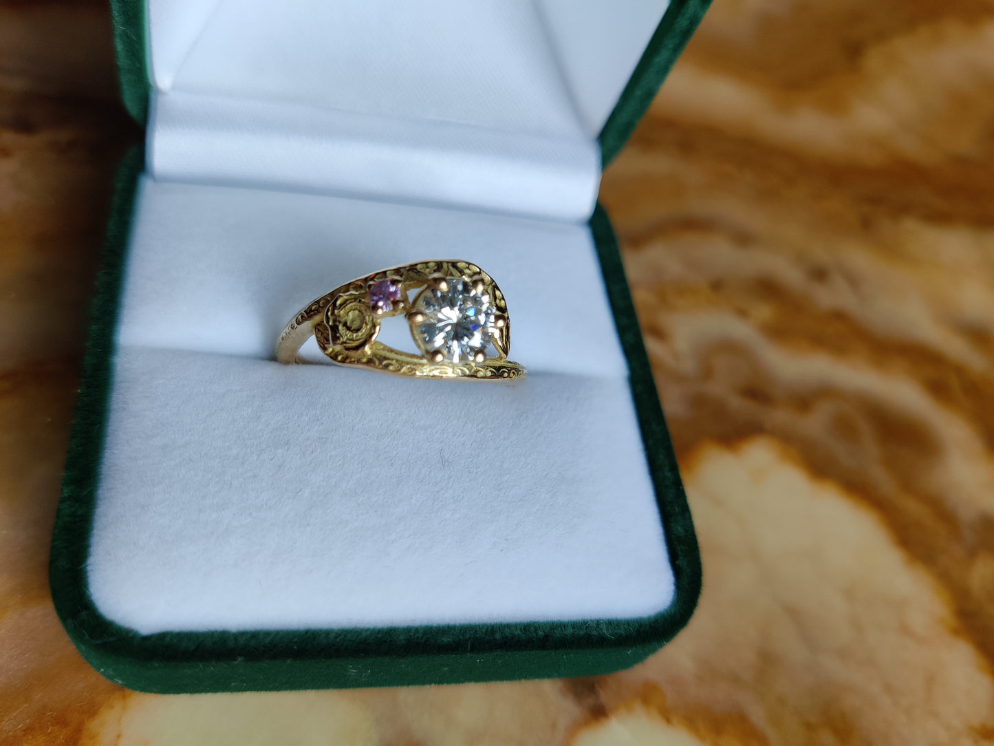 Verlovingsring in 18k geel goud met diamant: op maat gemaakt