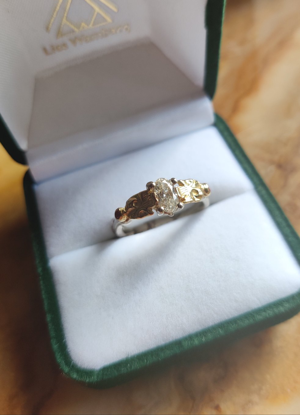 Verlovingsring in 18k wit en geel goud met diamant: op maat gemaakt