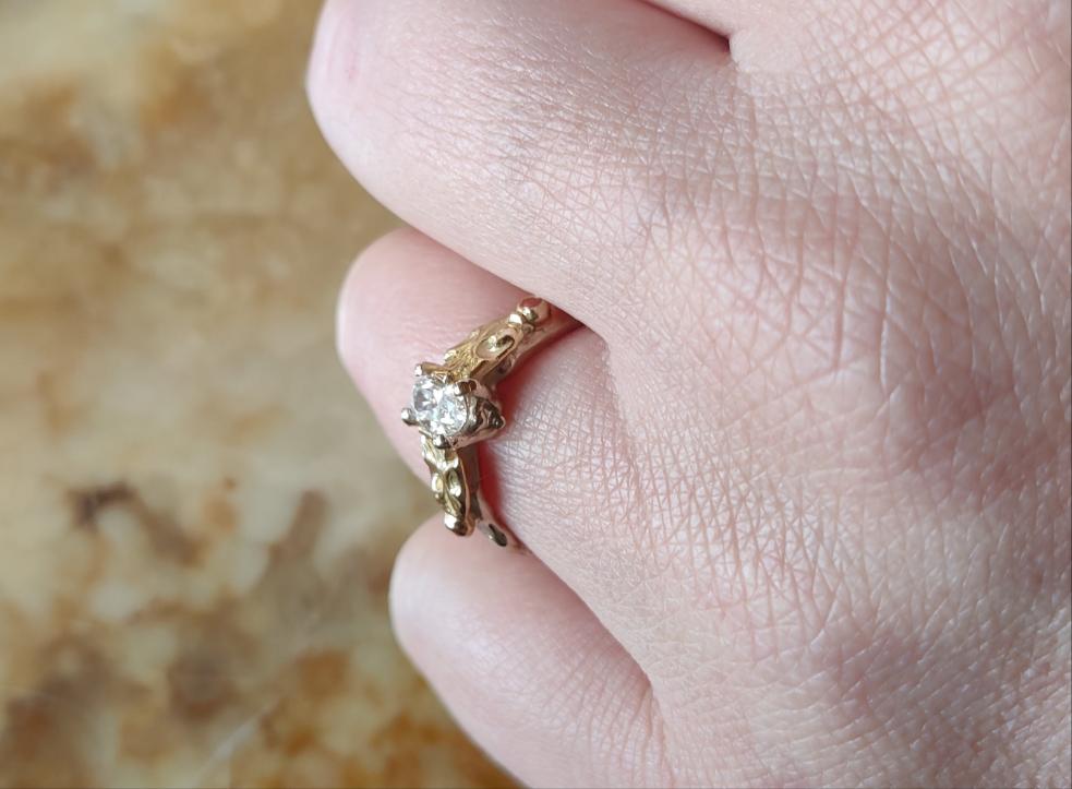 Verlovingsring in 18k wit en geel goud met diamant: op maat gemaakt