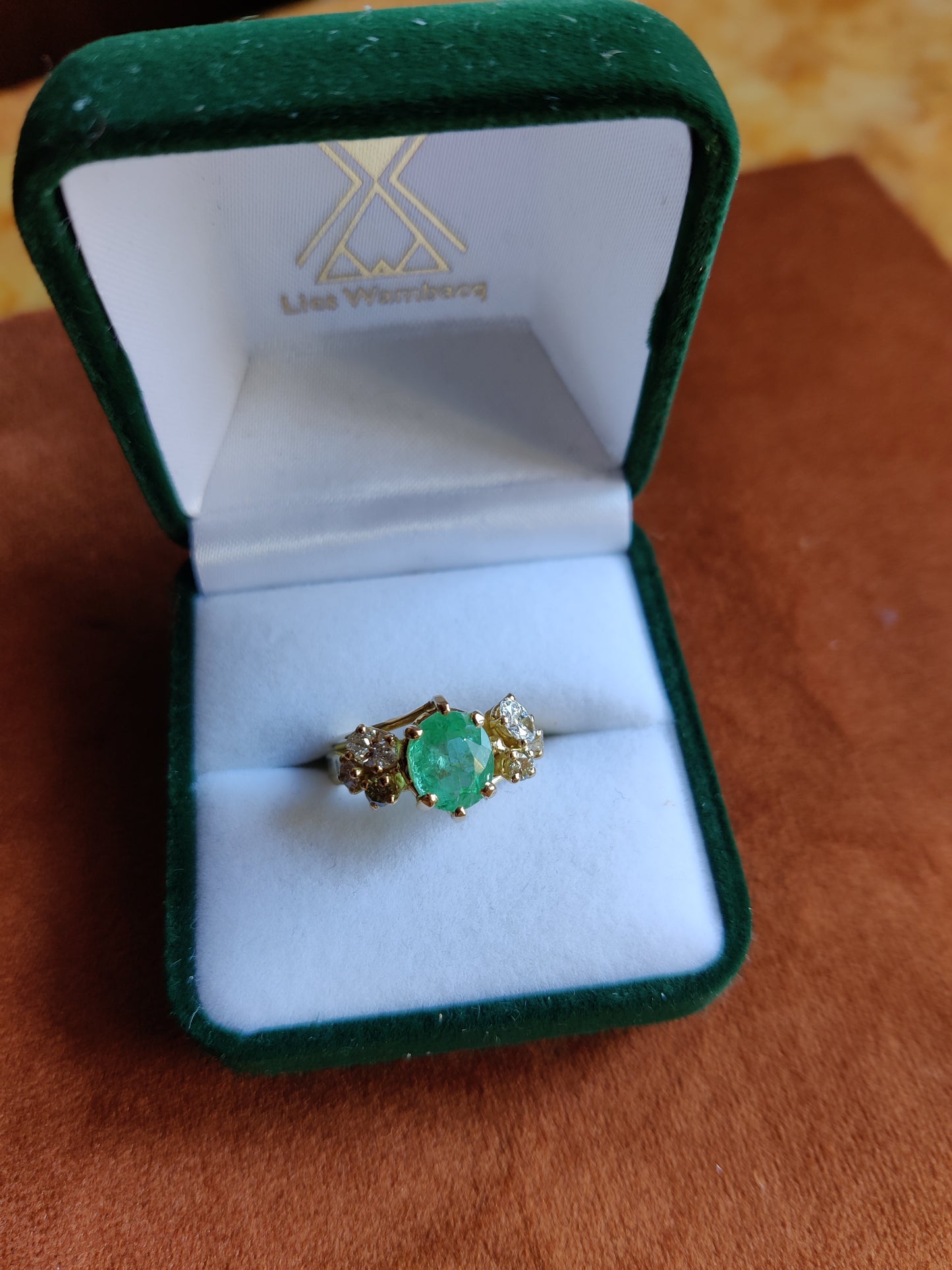 Ring in 18k geel goud met smaragd en diamant: Op maat gemaakt