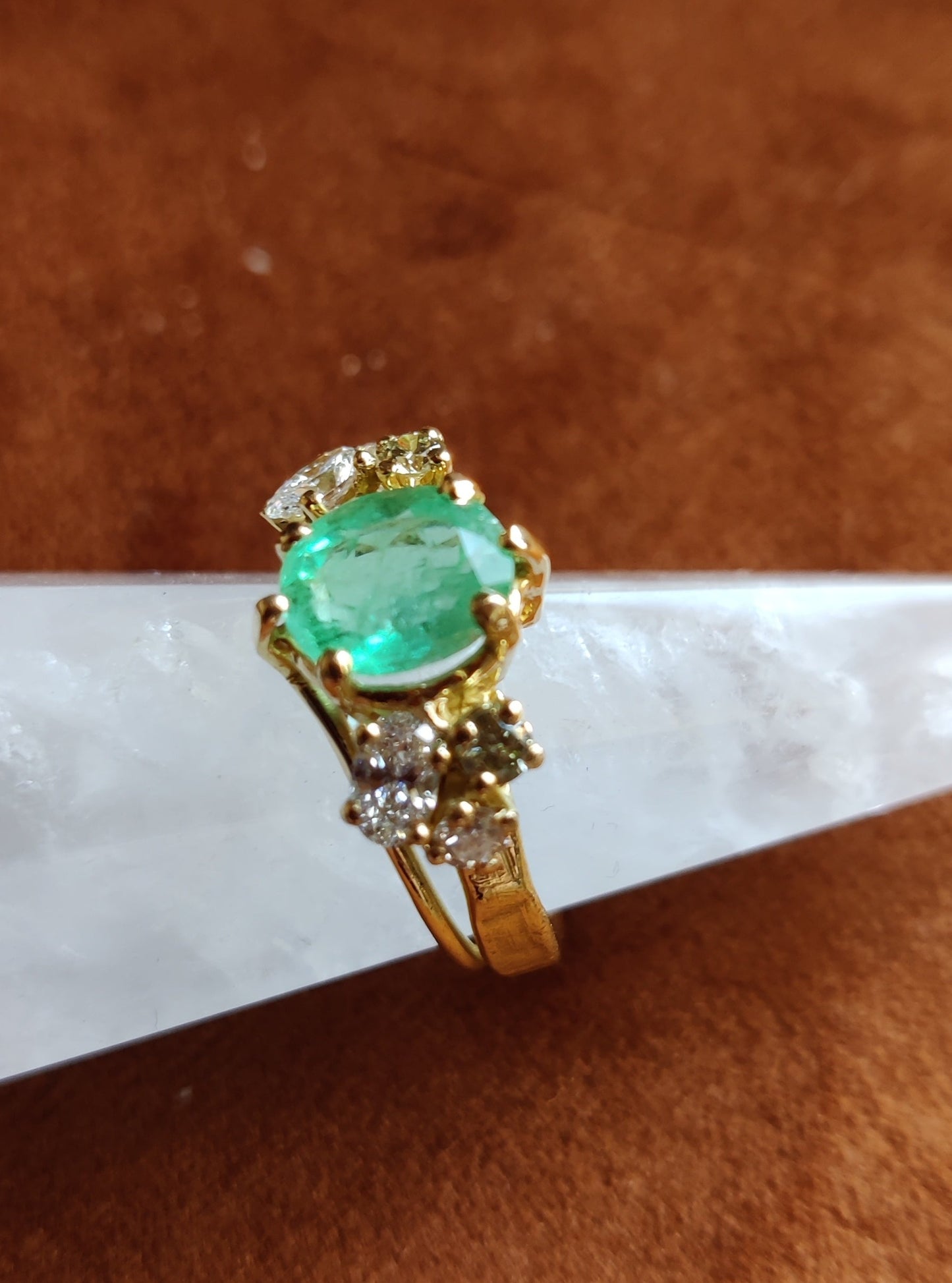 Ring in 18k geel goud met smaragd en diamant: Op maat gemaakt