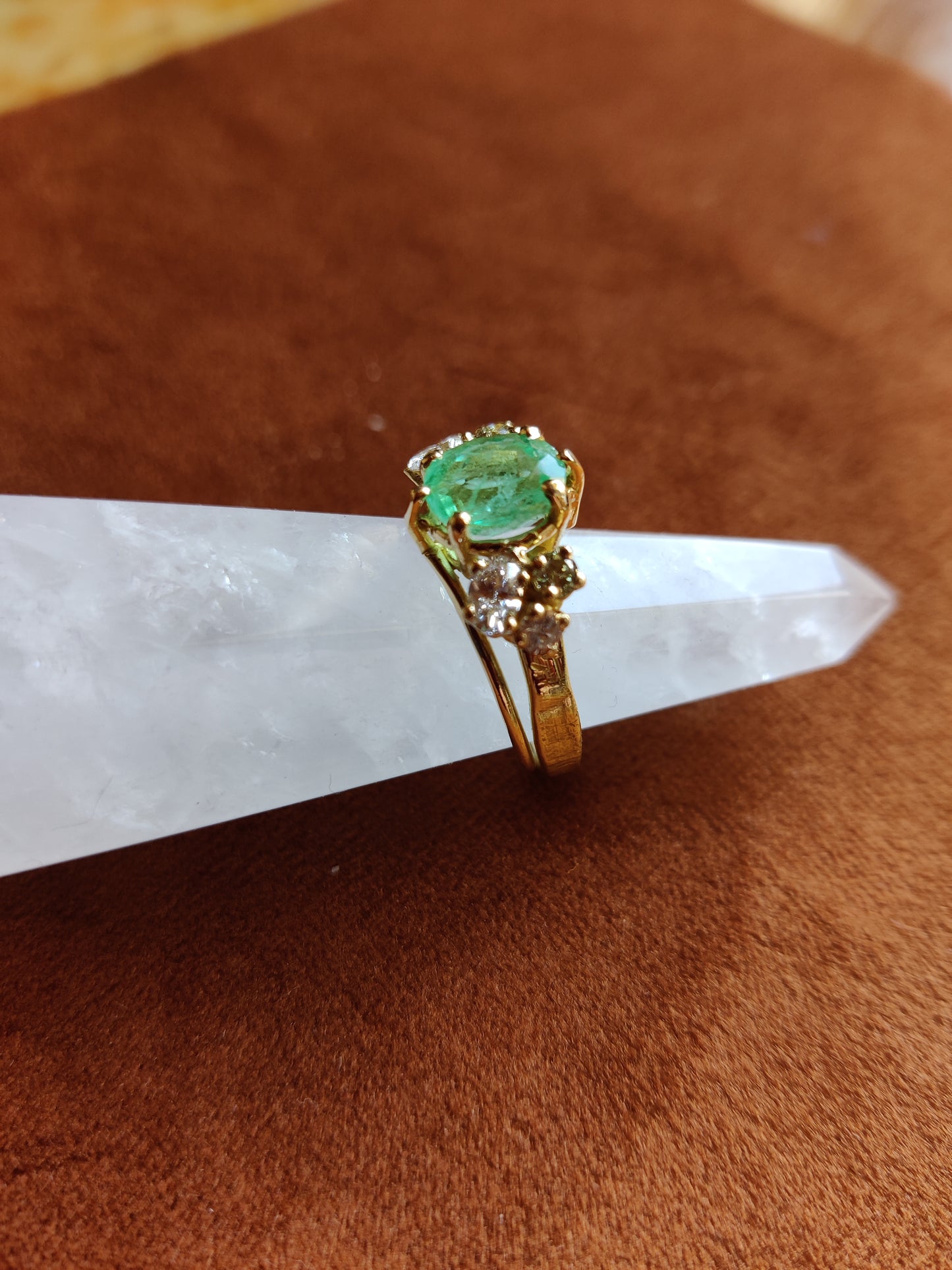 Ring in 18k geel goud met smaragd en diamant: Op maat gemaakt