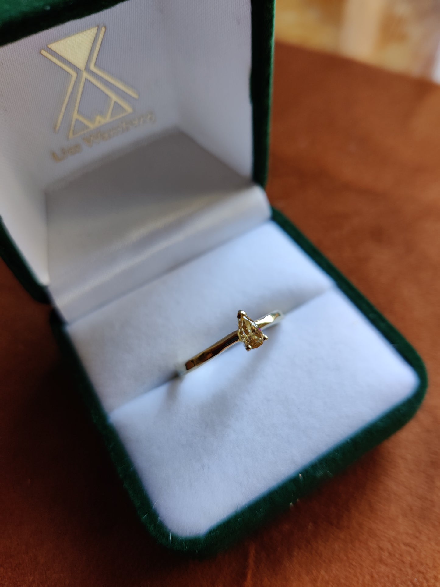 Ring in 14k geel goud  met diamant druppel: op maat gemaakt.