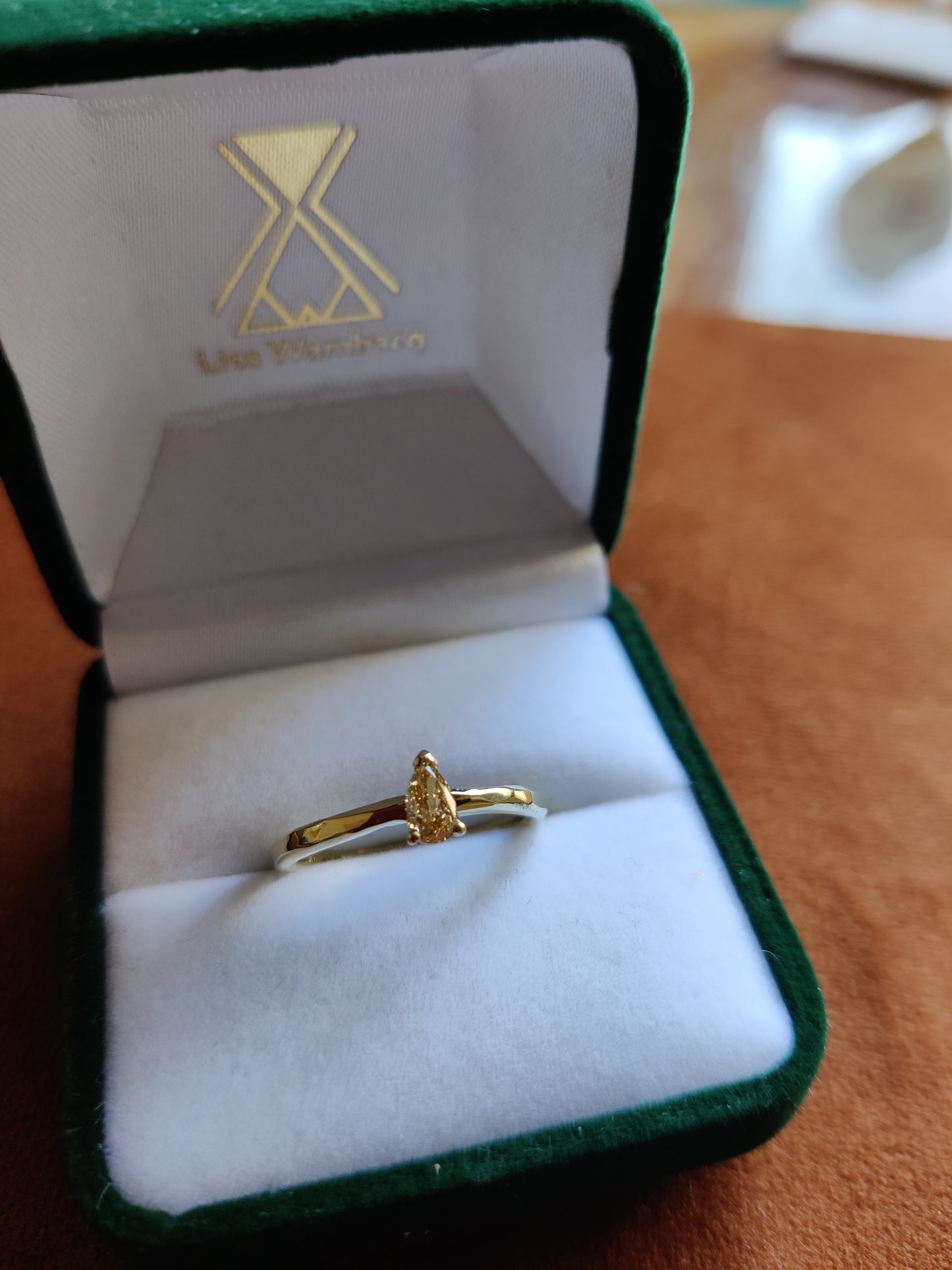 Ring in 14k geel goud  met diamant druppel: op maat gemaakt.