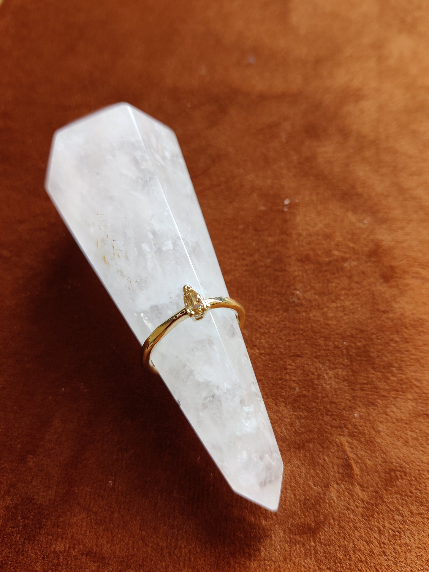 Ring in 14k geel goud  met diamant druppel: op maat gemaakt.