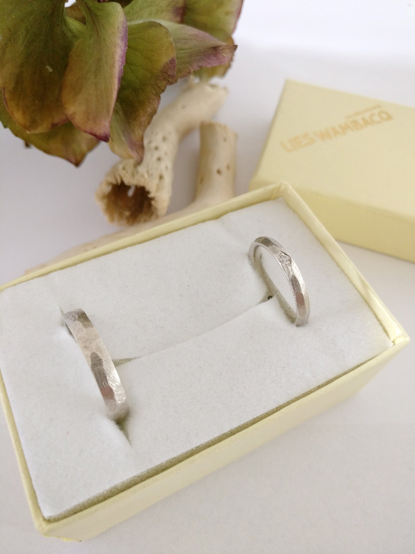 Trouwringen in 18k wit goud met diamant en saffier: Courtney en Kurt