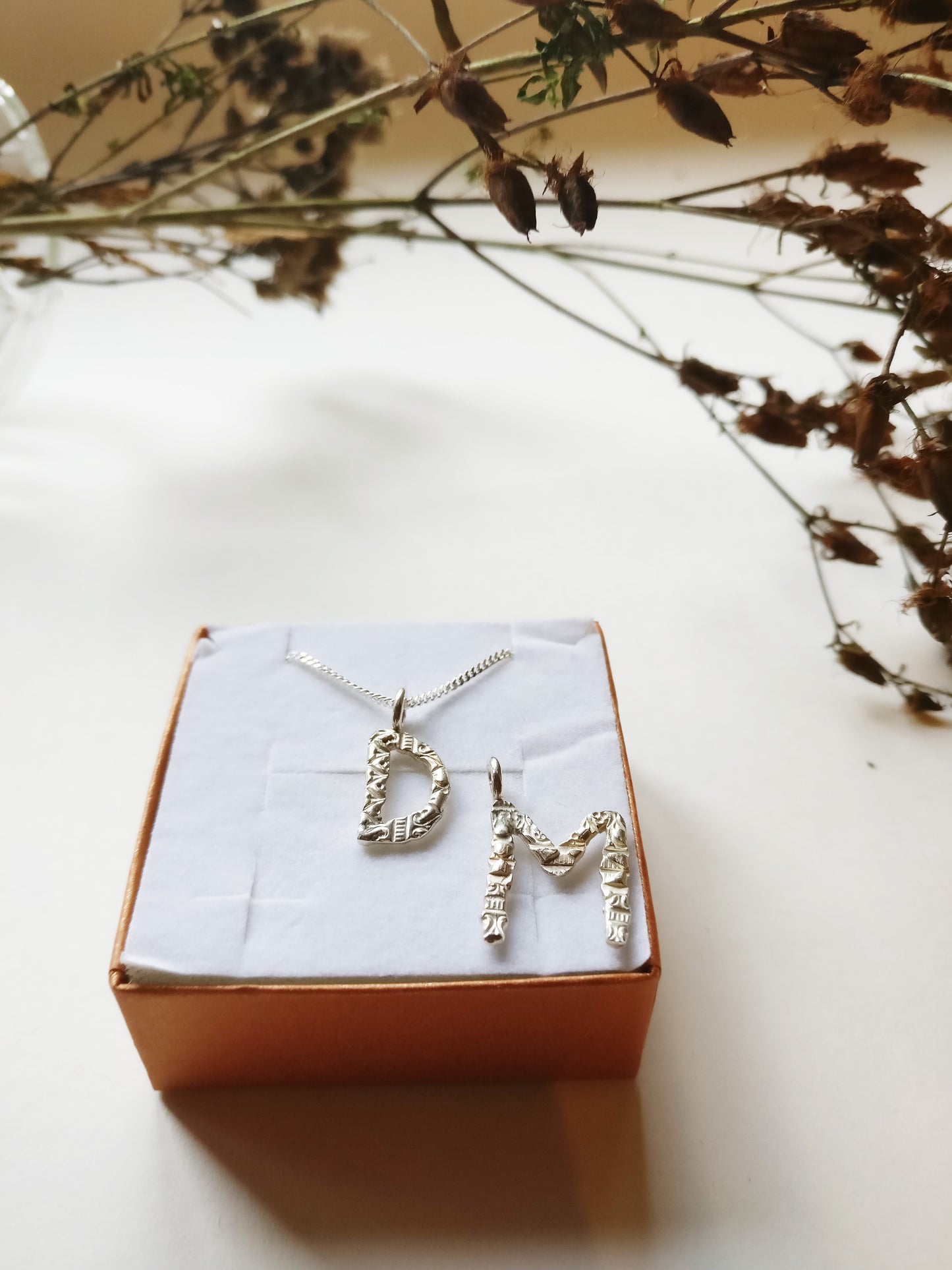 Letter hanger in 18k wit goud: op maat gemaakt.