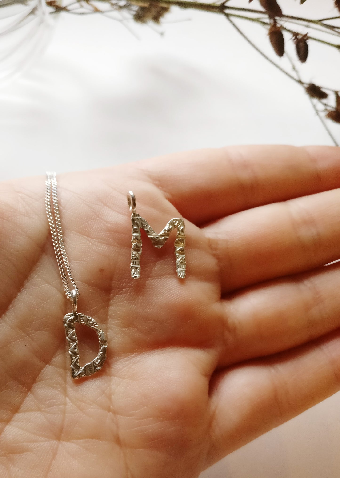 Letter hanger in 18k wit goud: op maat gemaakt.