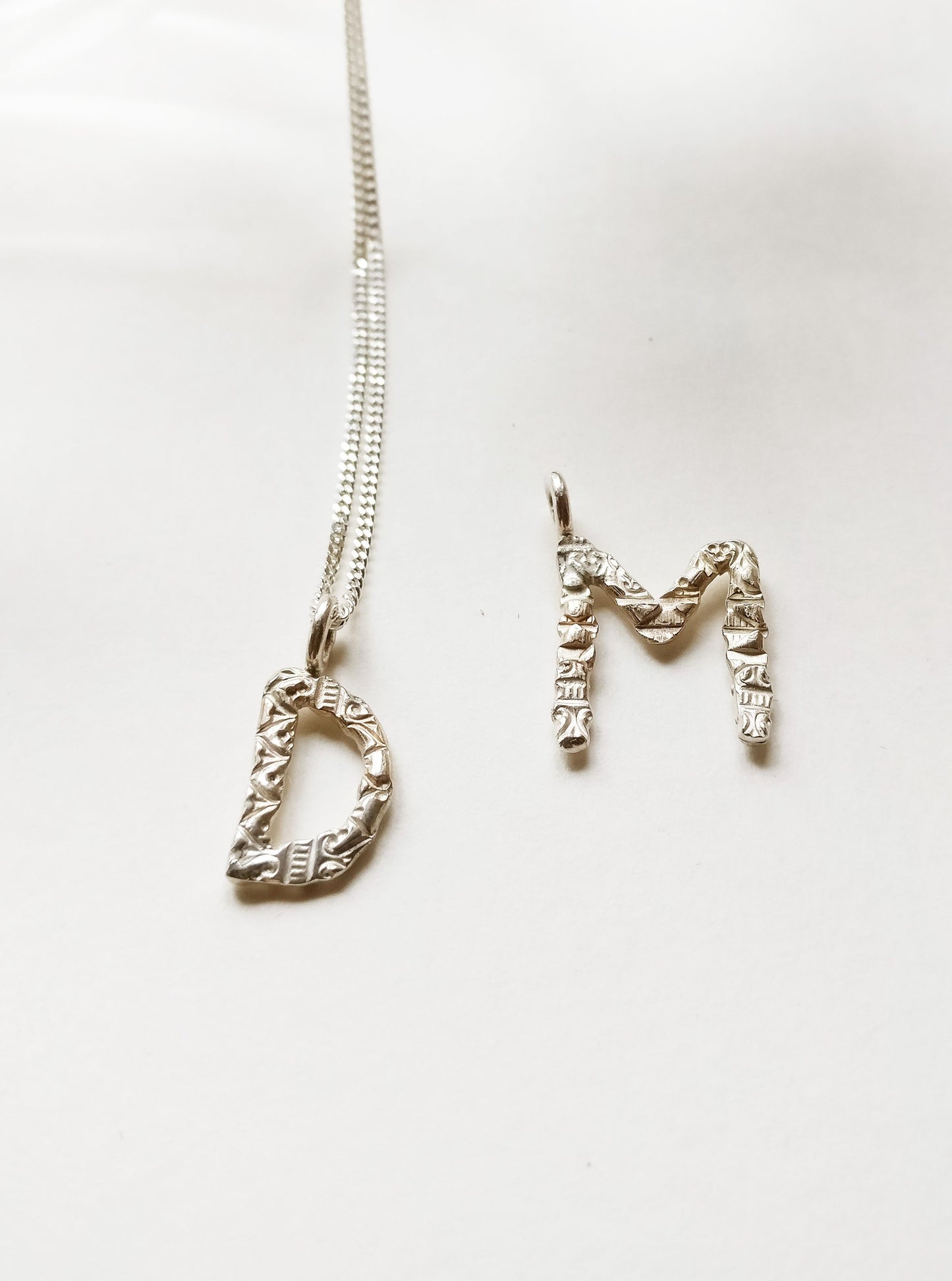 Letter hanger in 18k wit goud: op maat gemaakt.