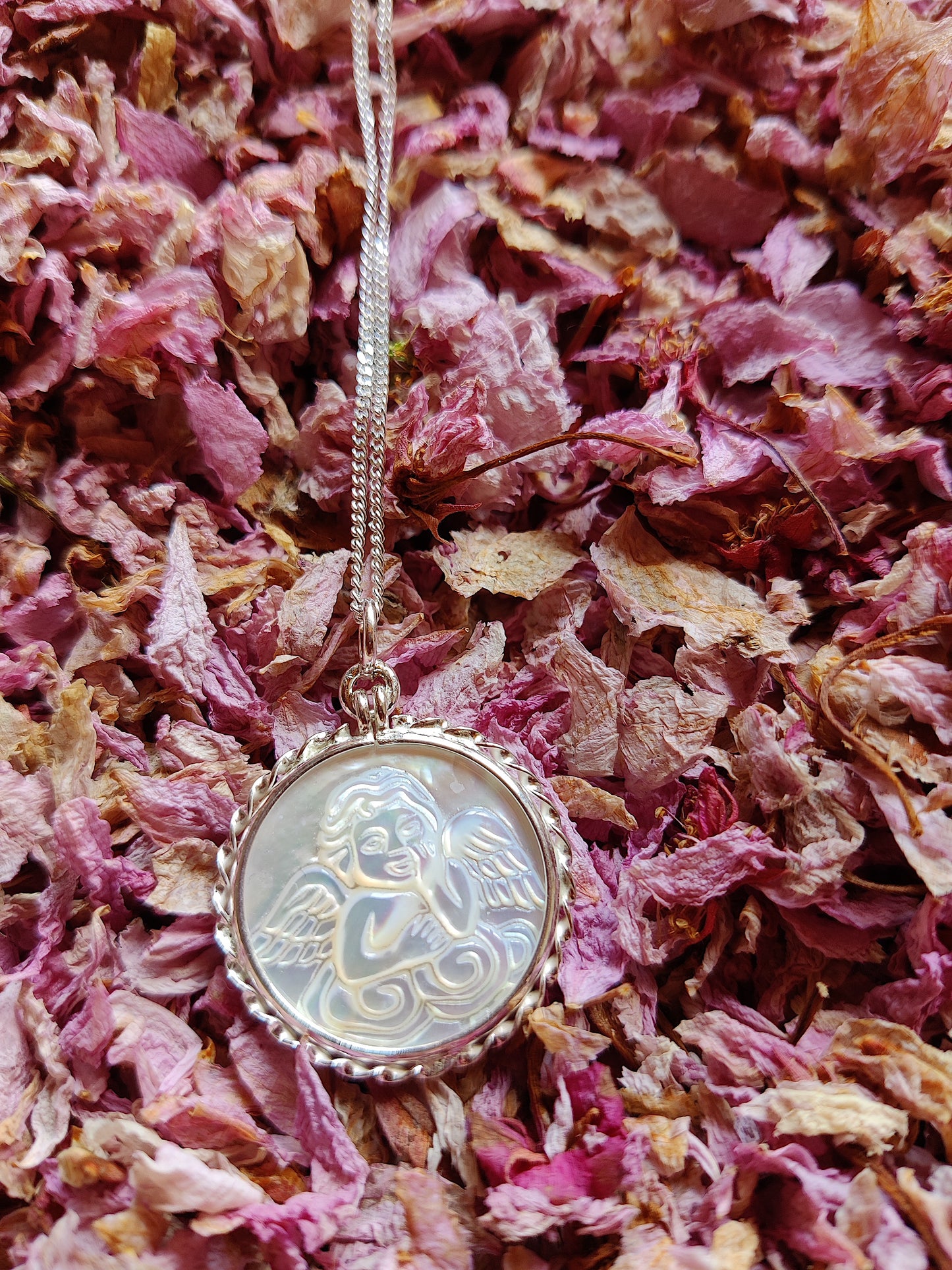 Ketting in zilver met parelmoer schijf: Cupido
