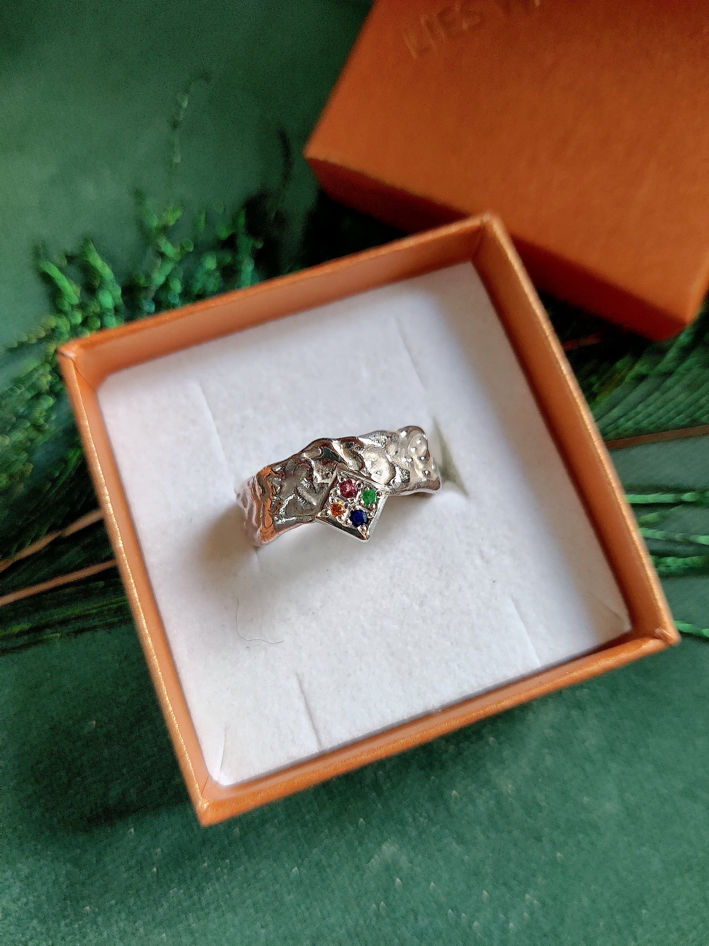 Ring in zilver met smaragd, rhodoliet en saffier: King