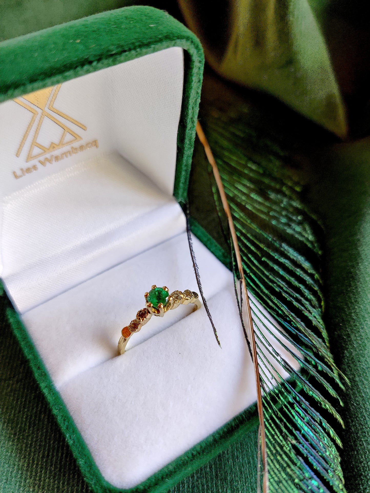 Ring in 18K geel goud met smaragd en groene safffiertjes: Marjan