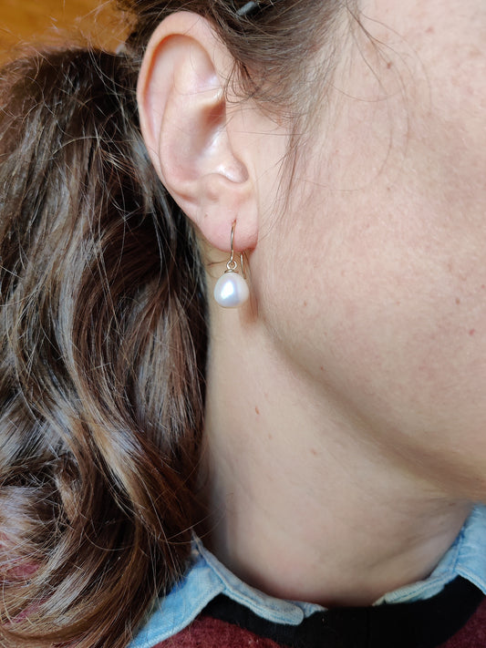 Oorbellen in 14k geel goud met zoetwaterparel druppel- Artemis