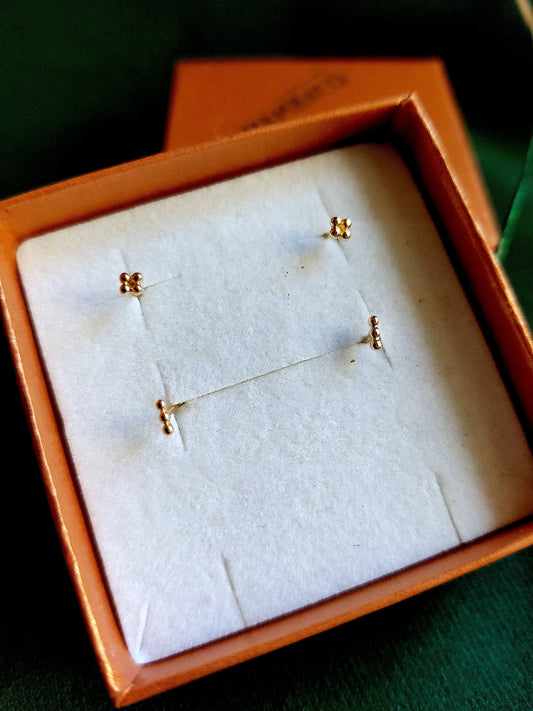 Oorsteker in 14k geel goud - mini bolletjes