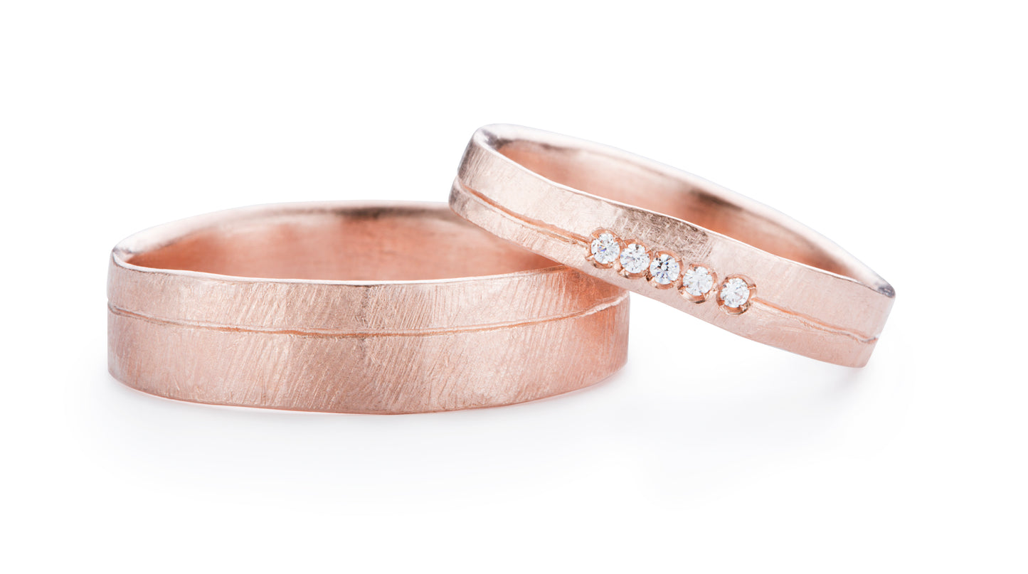 Rosé gouden trouwringen met diamantjes.