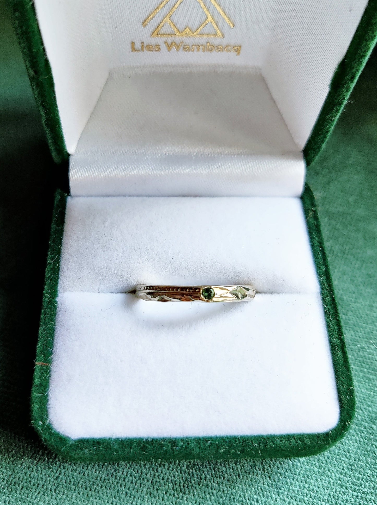 Maatwerk: Ring in 18K wit goud met smaragd