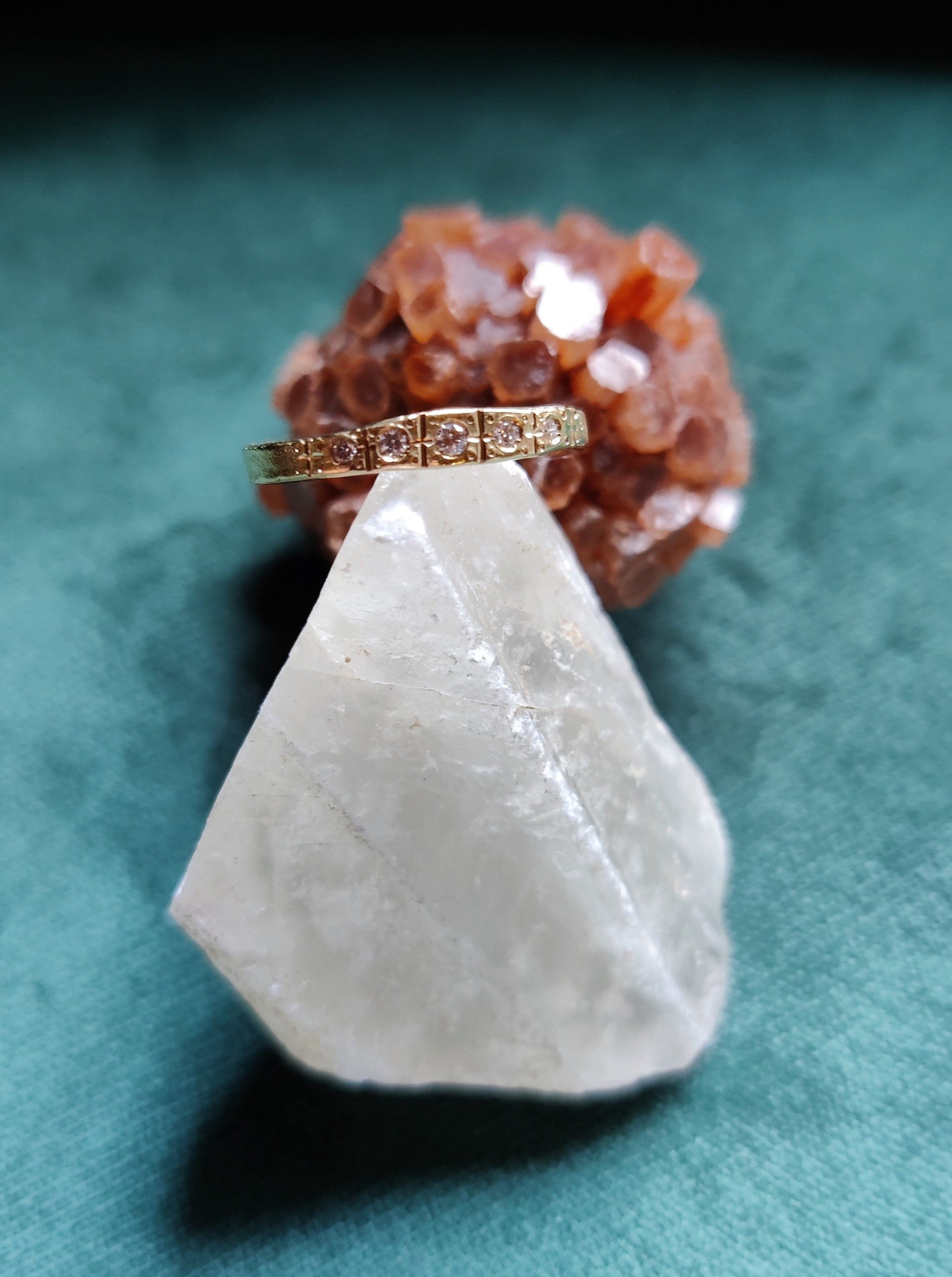 Smalle ring in 18k geel goud met witte diamanten. De ring lijkt wel uit de art deco tijd te komen. Het is een geel gouden ring met allemaal lijntjes met de hand in gegraveerd. Deze ring kan perfect als trouwring of als ring om bij andere ringen gedragen te worden.