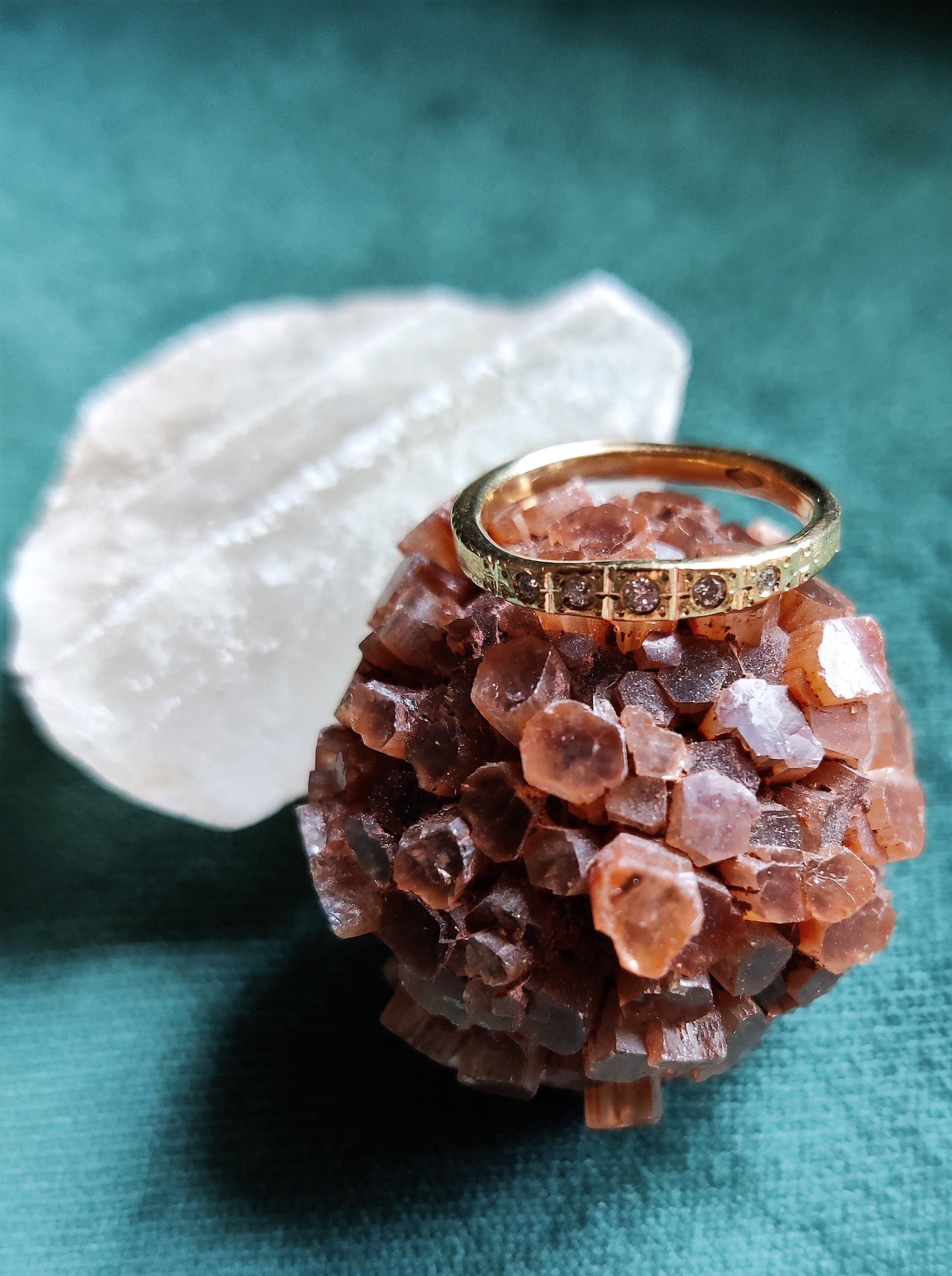 Smalle ring in 18k geel goud met witte diamanten. De ring lijkt wel uit de art deco tijd te komen. Het is een geel gouden ring met allemaal lijntjes met de hand in gegraveerd. Deze ring kan perfect als trouwring of als ring om bij andere ringen gedragen te worden.