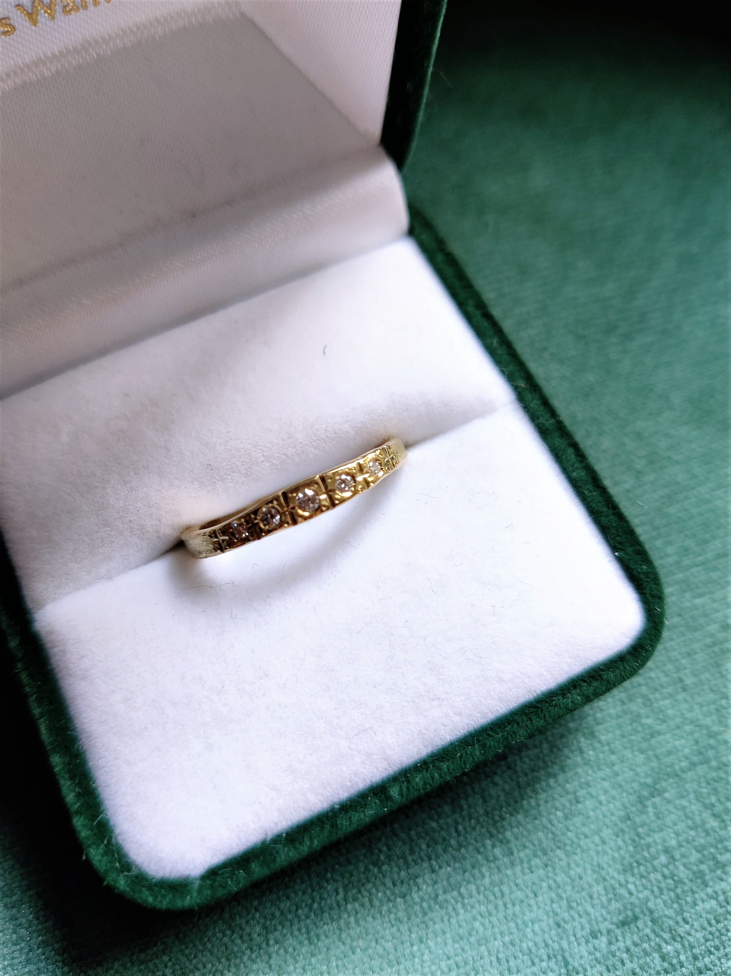 Smalle ring in 18k geel goud met witte diamanten. De ring lijkt wel uit de art deco tijd te komen. Het is een geel gouden ring met allemaal lijntjes met de hand in gegraveerd. Deze ring kan perfect als trouwring of als ring om bij andere ringen gedragen te worden.