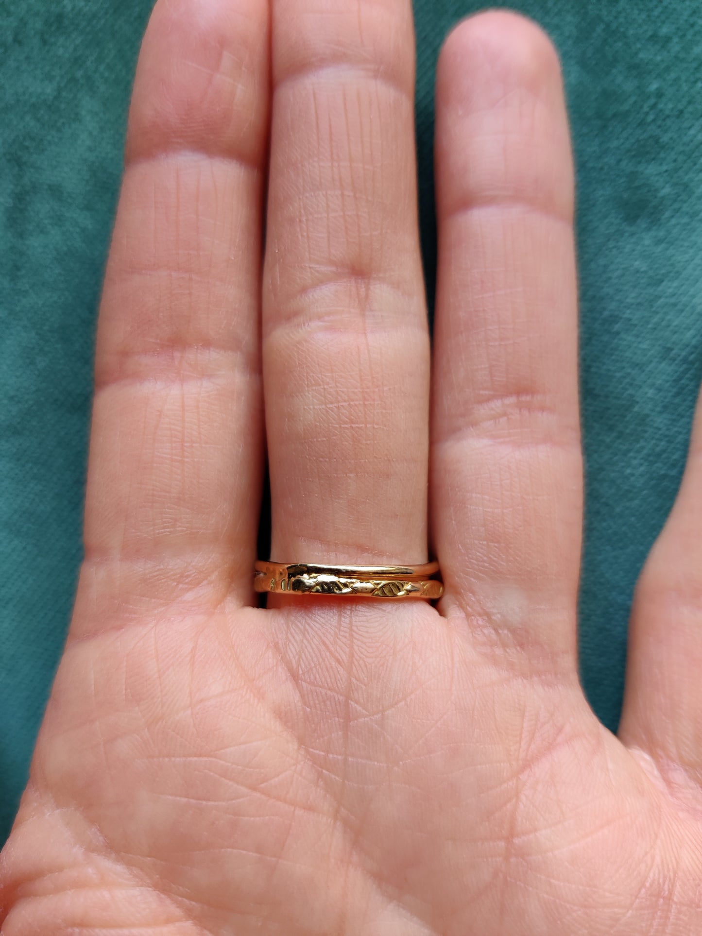 Ring met prachtige roze saffier. De ovale steen heeft de kleur van een perzik en zit met pootjes vast. Het is een fijne ring met dunne bandjes. De bandjes zijn opengewerkt en hebben een blaadjes patroon. De ring is open in het midden en daartussen zit de steen. Saffier is de geboortesteen van september en is erg hard.
