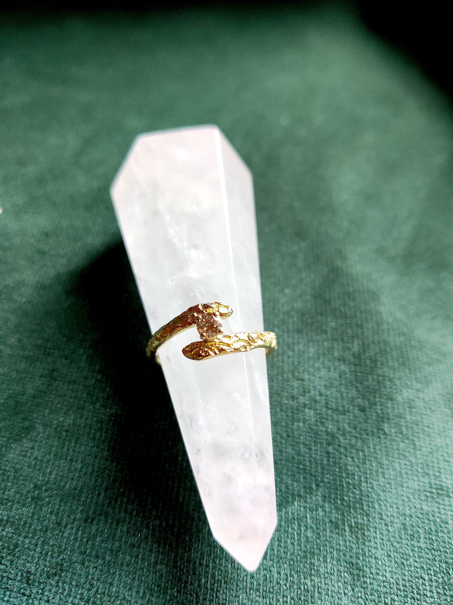 De diamant is gezet in pootjes en staat tussen de open band van de ring. De ring heeft een oriëntaals motief.