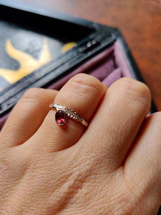 Ring in 18K wit goud met rhodoliet: op maat gemaakt