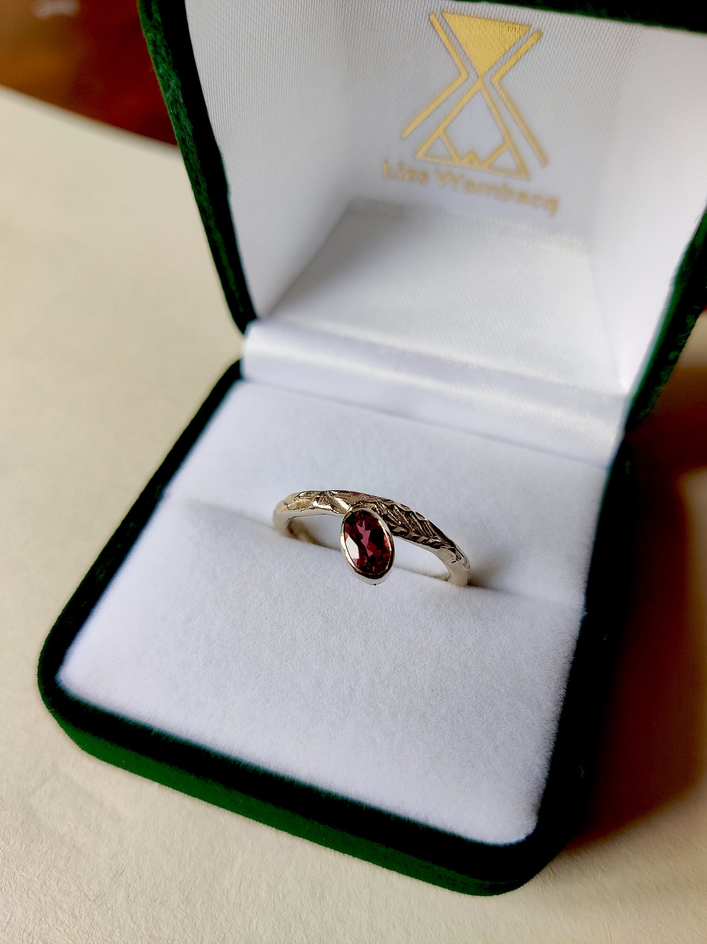 Ring in 18K wit goud met rhodoliet: op maat gemaakt