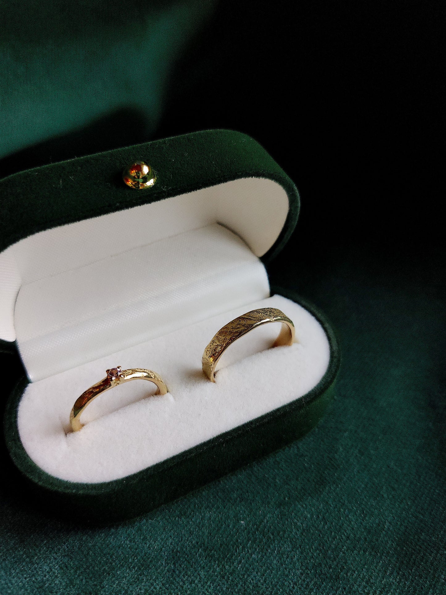 Trouwringen in 18k geel goud met roze saffier - Brigitte en Emmanuel