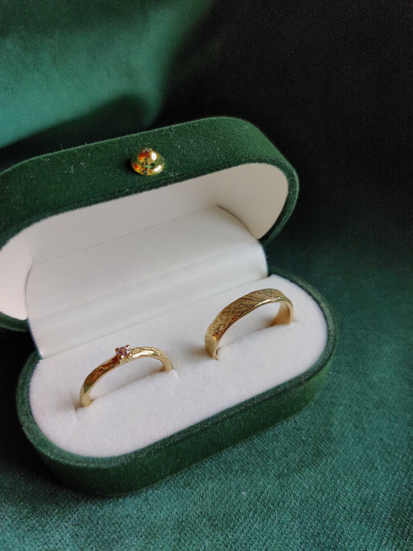 Trouwringen in 18k geel goud met roze saffier - Brigitte en Emmanuel