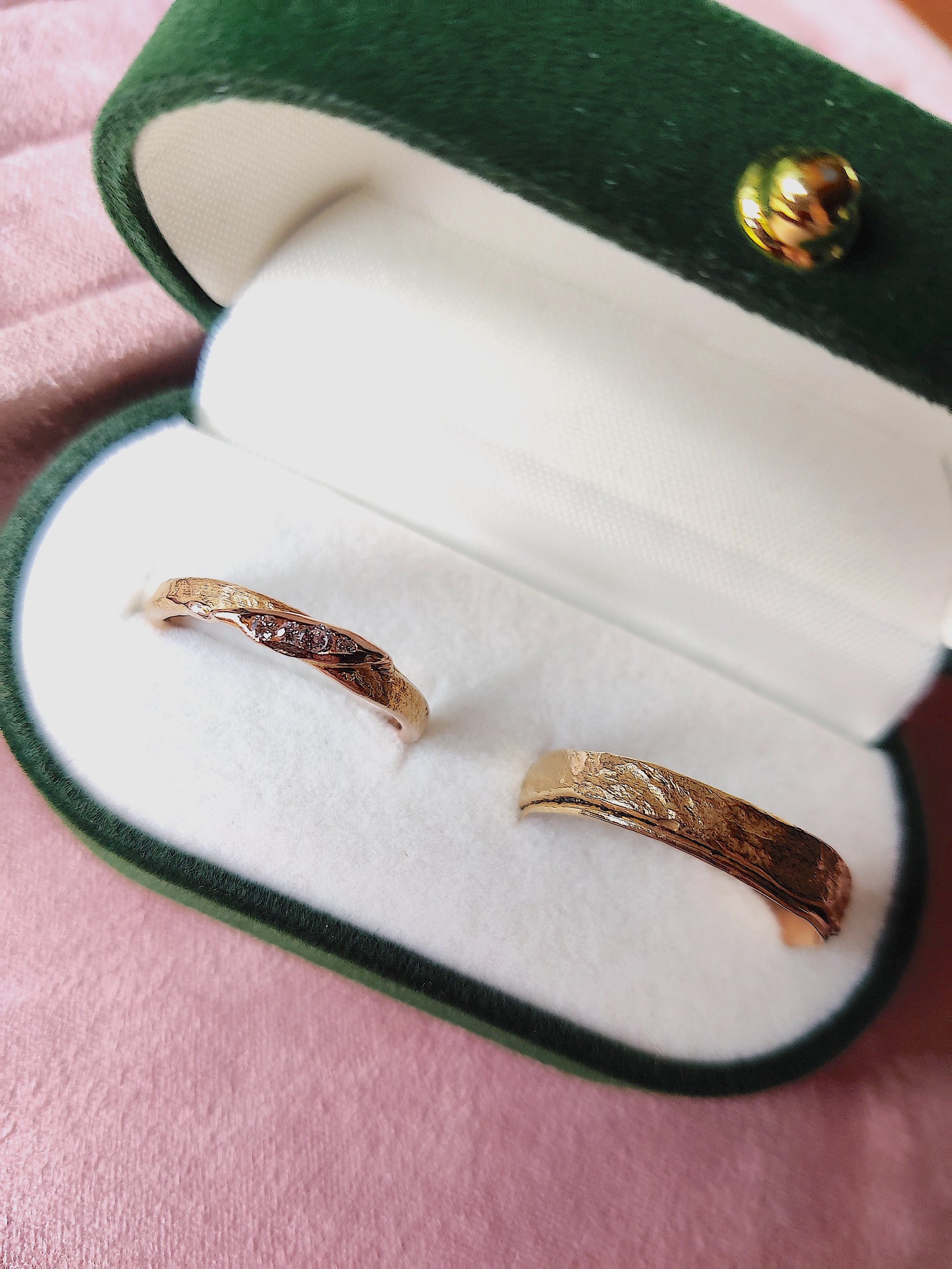 Rood gouden takjes trouwring met diamanatjes