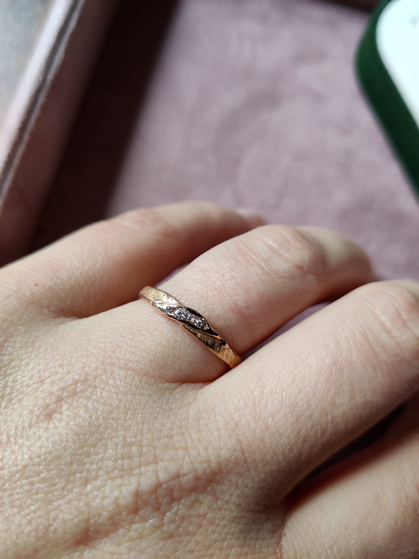 Handgemaakte trouwring met diamantjes