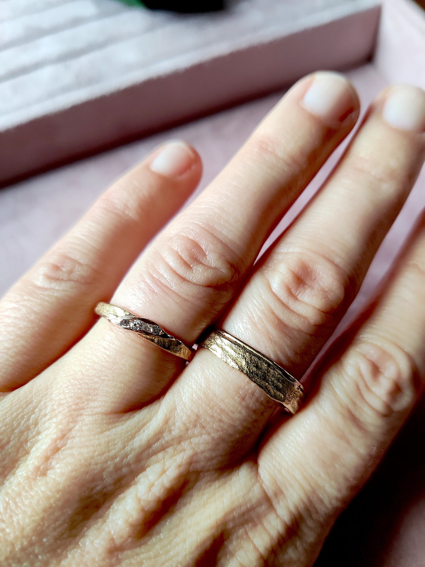 Matte trouwring met diamantjes