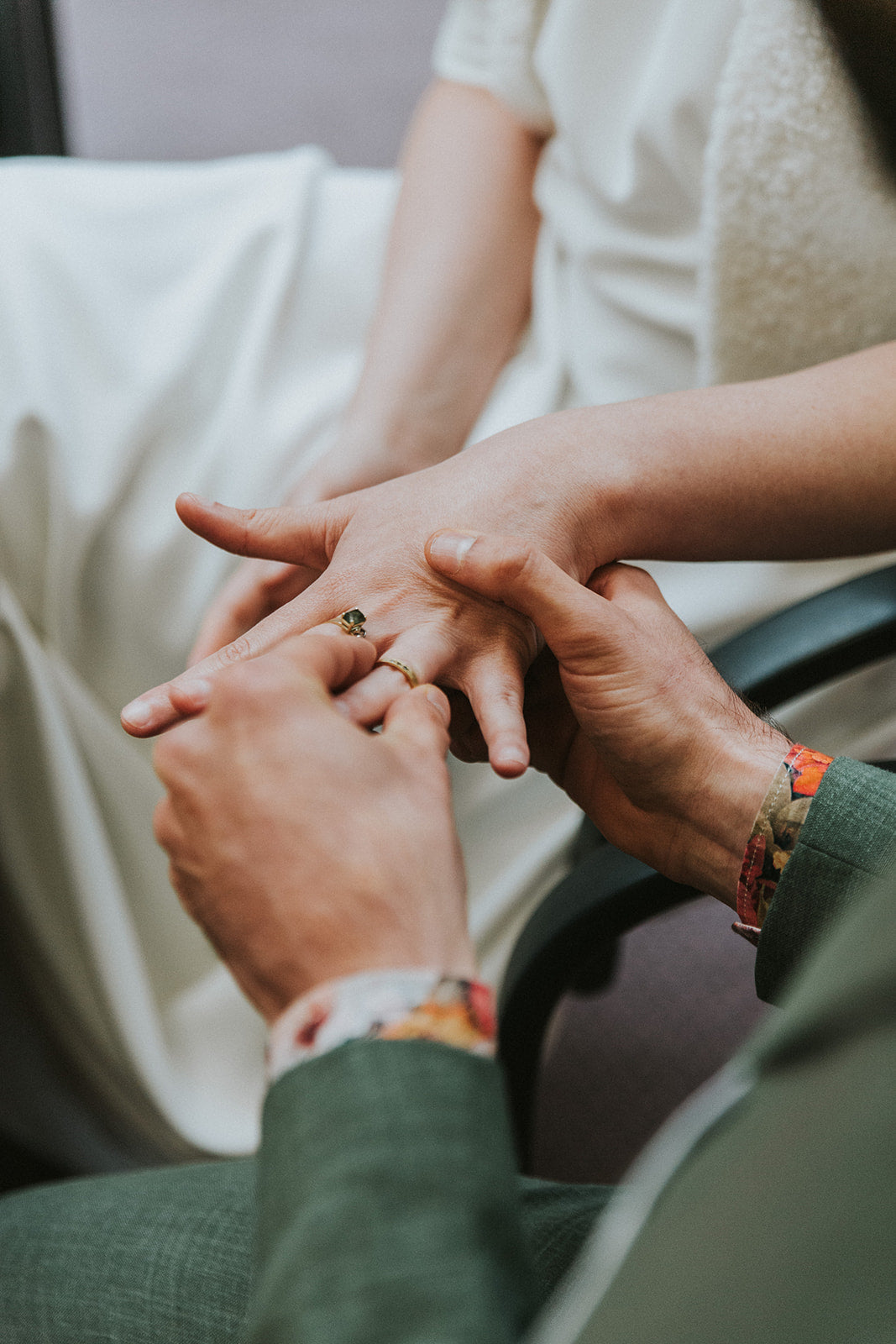 Trouwringen in 18k geel goud met groene toermalijn: op maat gemaakt