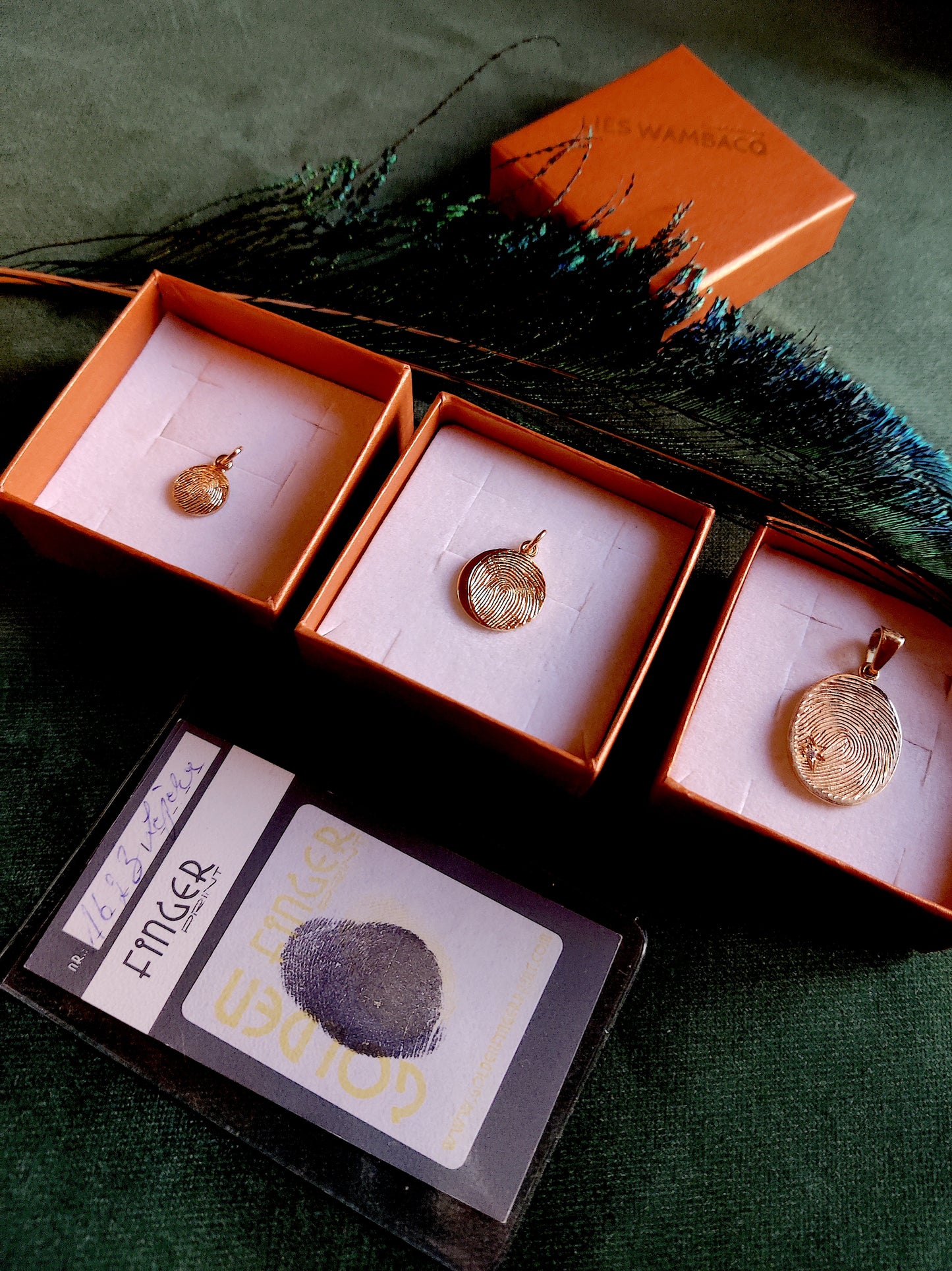Rouw juweel in 18k geel goud met vingerafdrukken.