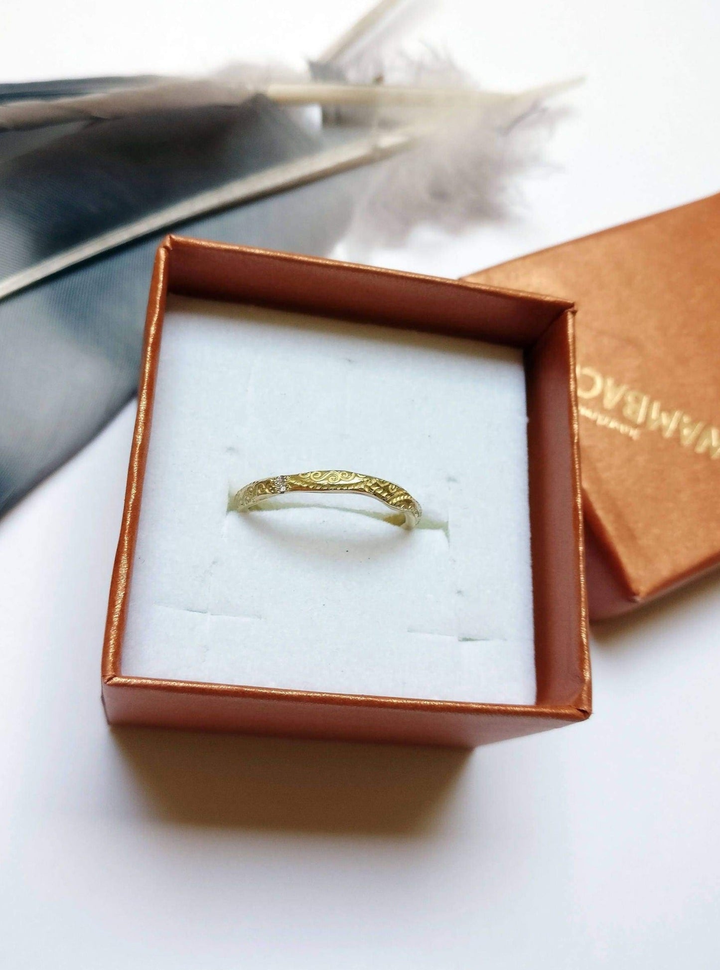 geel gouden ring met fijn patroon en diamantje