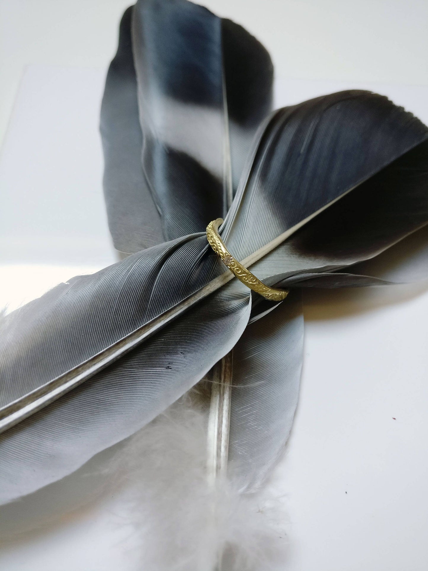 Organische trouwring met gravure